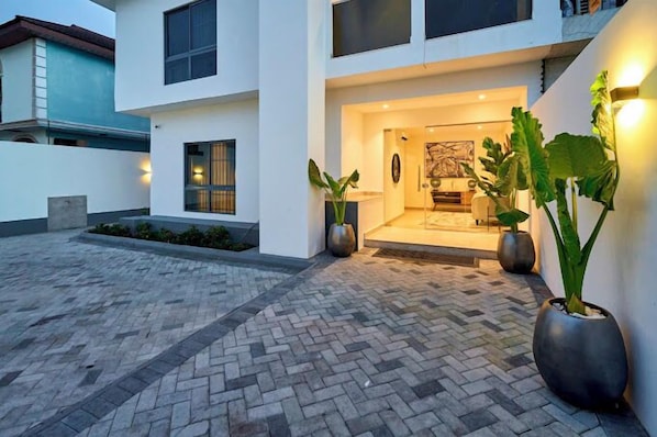 Front of property - KUNZ ELITE SUITES (Benin City)