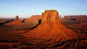 Eine weite Wüstenlandschaft mit markanten Felsformationen.