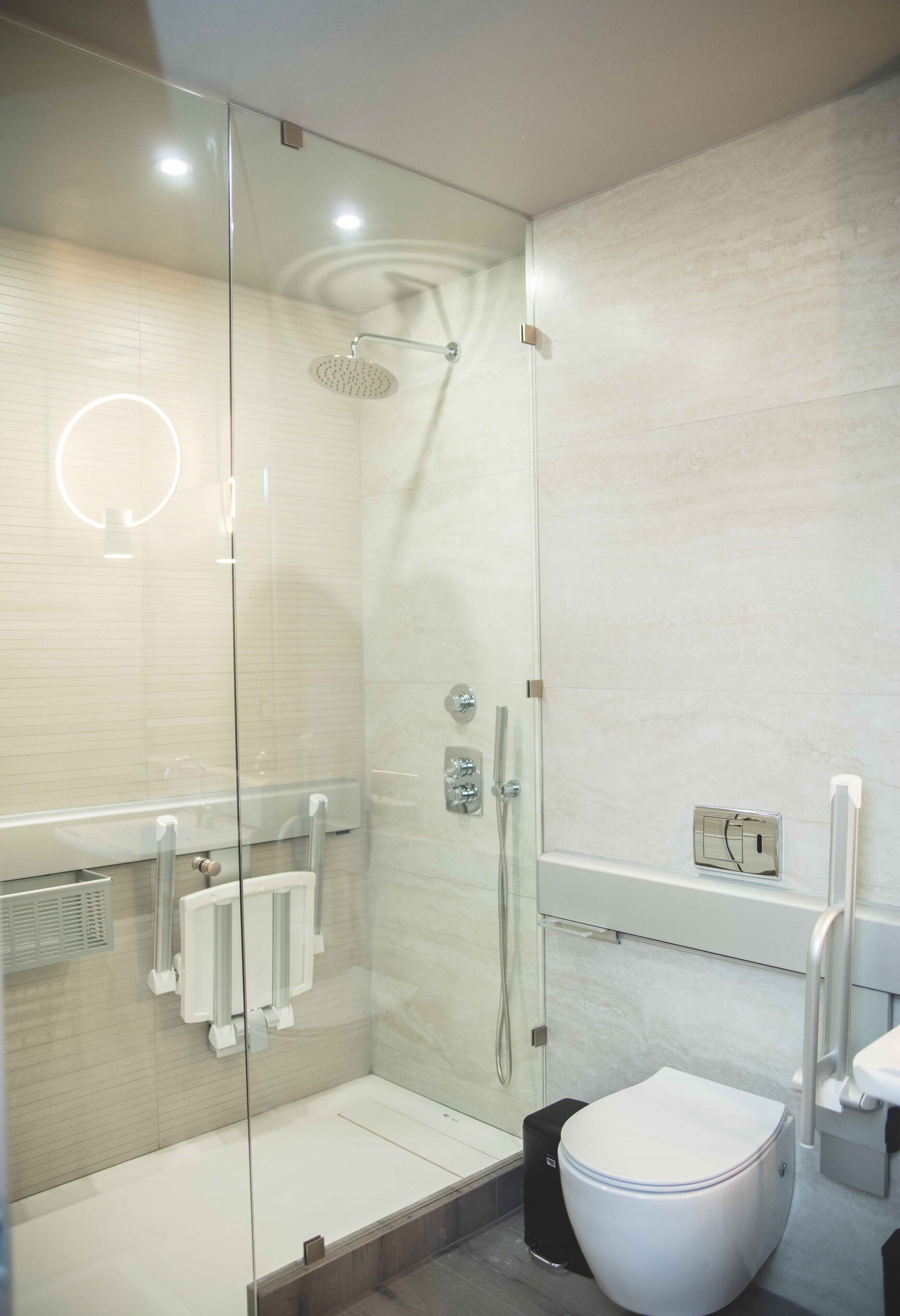 Suite Confort, accessible aux personnes à mobilité réduite | Salle de bain | Sèche-cheveux, peignoirs, chaussons, serviettes fournies