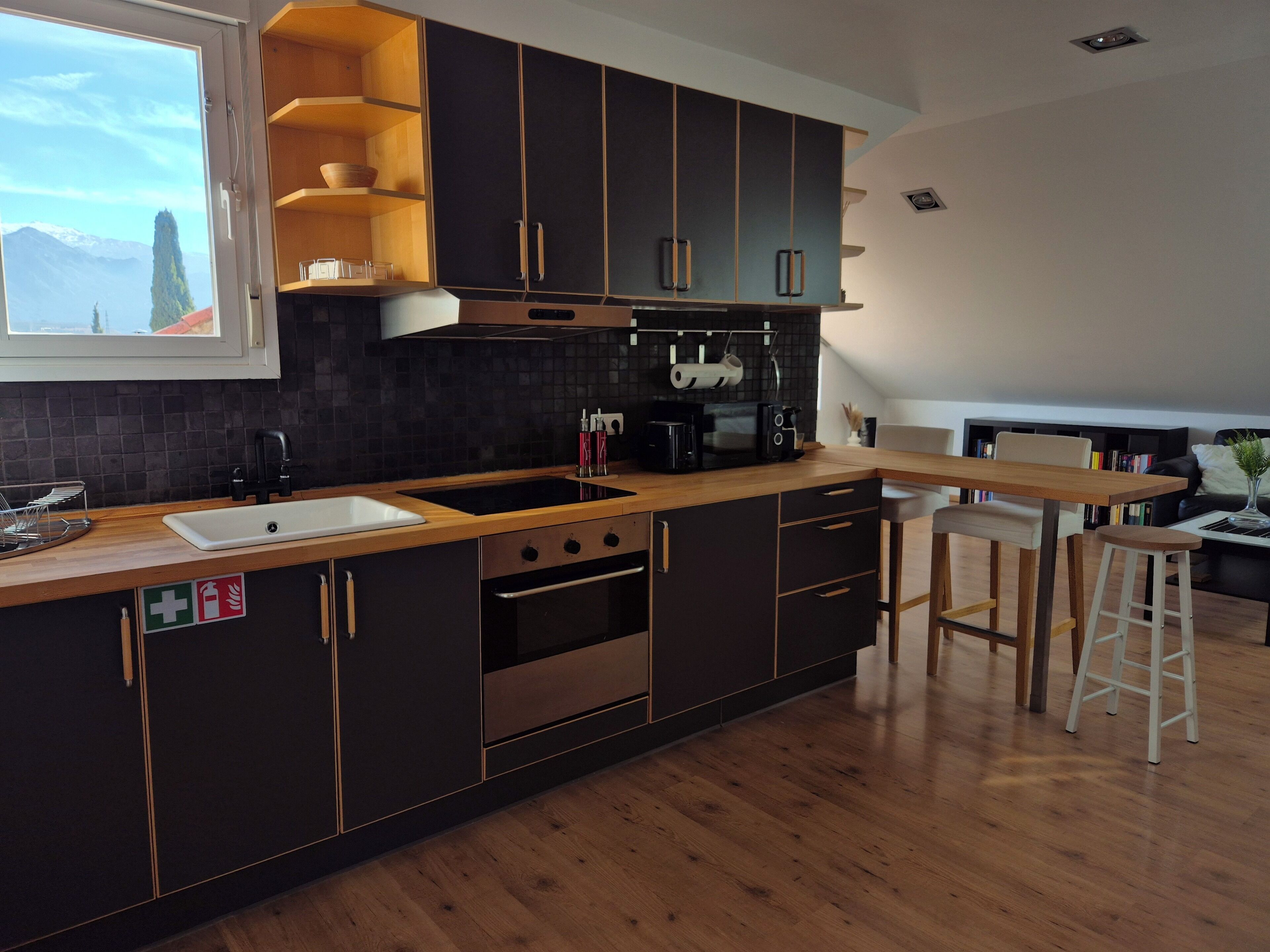 Réfrigérateur, four à micro-ondes, un four, surface de cuisson