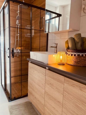 Appartement | Badkamer | Een douche, een haardroger, handdoeken