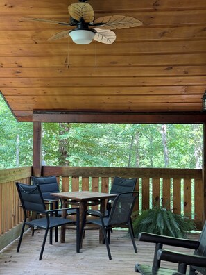 Outdoor dining - 𝐁𝐢𝐠 𝐒𝐨𝐮𝐭𝐡 𝐅𝐨𝐫𝐤 Retreat! Excellent Location•Private•WIFI~ All NEW 𝐓𝐫𝐞𝐞 𝐓𝐨𝐩 𝐋𝐨𝐝𝐠𝐞! (Strunk)