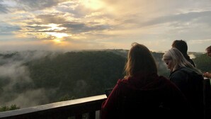 Une vue sur un paysage montagneux au coucher du soleil.