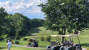 A golf course with a tee box, a putting green, and a sand bunker. - 𝐁𝐢𝐠 𝐒𝐨𝐮𝐭𝐡 𝐅𝐨𝐫𝐤 Retreat! Excellent Location•Private•WIFI, 75” TV, Horses Welcome! (Strunk)