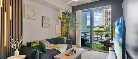 Smart-tv, eldstad, ett bordtennisbord och ett filmbibliotek