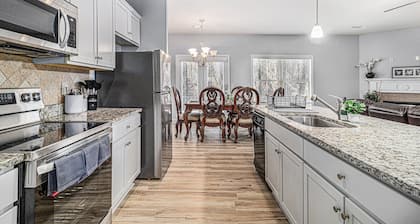 Charming 3-bedroom townhome with WiFi, AC in lovely Lawrenceville