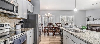 Charming 3-bedroom townhome with WiFi, AC in lovely Lawrenceville
