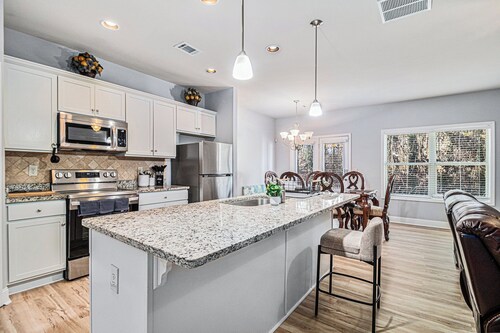 Charming 3-bedroom townhome with WiFi, AC in lovely Lawrenceville