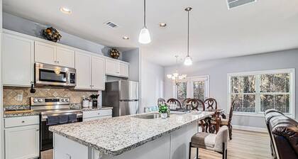 Charming 3-bedroom townhome with WiFi, AC in lovely Lawrenceville