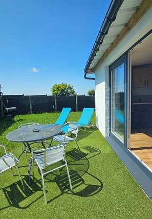 Outdoor dining - GROOVE STRIKE. Maisonette 5 minutes from the sea, rated 3 stars. (Pordic)