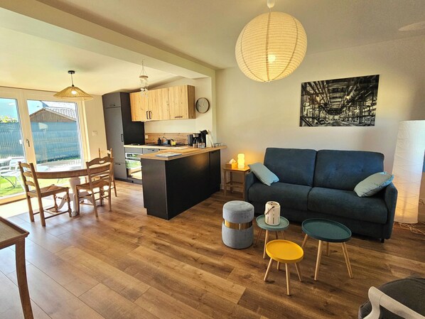 Un espacio de estar moderno con cocina, comedor y zona de estar.