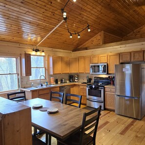 Køleskab, mikrobølgeovn, ovn, kogeplade