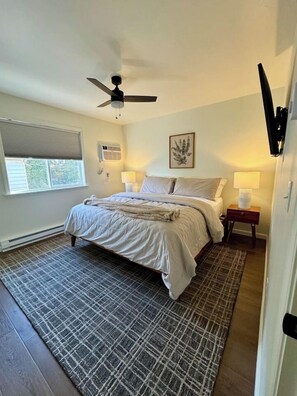 2 bedrooms, iron/ironing board, travel crib, WiFi - Modern 2BR Getaway • Prime Downtown Location (Williston)