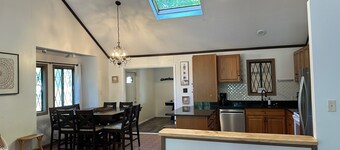 4-bedroom chalet in lovely Ocean Pines with WiFi, AC