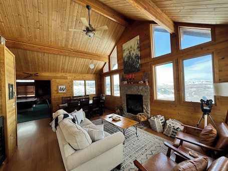 Smart TV, fireplace. Mountain Retreat w/Epic Views, Skiing, Biking, Hiking Nearby.
