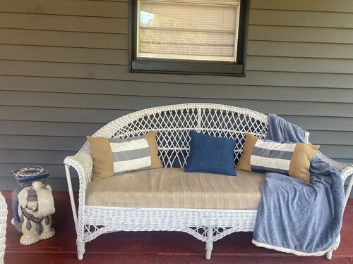 Charming 2-b/r country cottage-central Florida WiFi, AC, BBQ home away from home