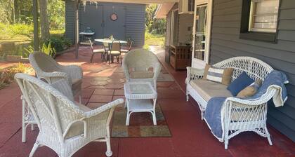 Charming 2-b/r country cottage-central Florida WiFi, AC, BBQ home away from home