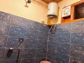 Douche, bidet, serviettes fournies, savon