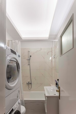 Asciugacapelli, bidet, asciugamani, sapone