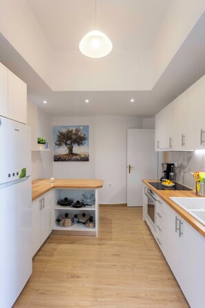 Kühlschrank, Mikrowelle, Ofen, Herdplatte