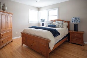 3 bedrooms, desk, iron/ironing board, travel crib