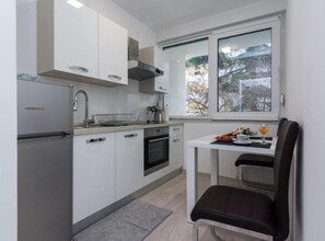 Apartment (Classic One Bedroom Apartment with Ba) | Private kitchen