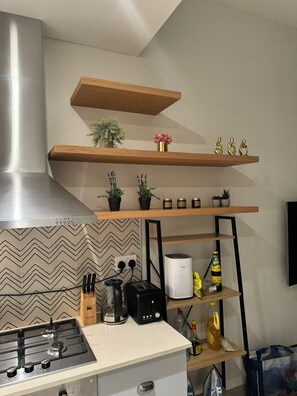 Fridge, microwave, oven, coffee/tea maker - Central 1-bedroom apartment in awesome Dubai Hills with Burj view. WiFi + AC (Dubai)