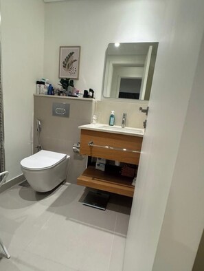 Shower, towels, toilet paper - Central 1-bedroom apartment in awesome Dubai Hills with Burj view. WiFi + AC (Dubai)