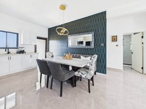 Dining - Lux Ocean View Gated with Pickleball & Pool for 12 (Runaway Bay)