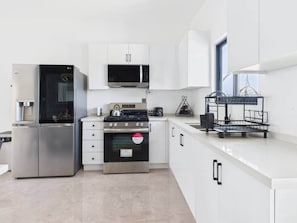 Refrigerador, microondas, horno y parrilla de estufa