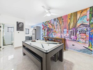 Game room - Lux Ocean View Gated with Pickleball & Pool for 12 (Runaway Bay)