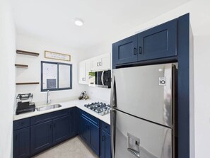 Fridge, microwave, oven, stovetop - Lux Ocean View Gated with Pickleball & Pool for 12 (Runaway Bay)