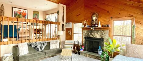 Smart-TV, Kamin, Bücher, Musikbibliothek