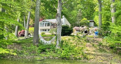 Enchanting Lake front chalet with backyard and fire pit. Dog friendly.