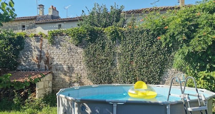 Quiet gite at the gateway to the Marais Poitevin. Ideal for a family!