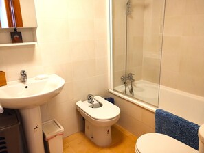 シャワー、ヘアドライヤー、タオル