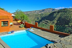 A swimming pool with a view of a mountainous landscape. - Casa Tres Almendros (Vega de San Mateo)