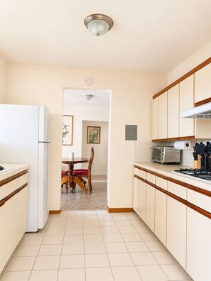 Wasserkocher mit Kaffee-/Teezubehör, Kühlschrank, Mikrowelle, Ofen
