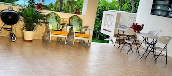 Spacious, quiet & comfortable 4 queen size beds with AC in beautiful St Croix.
