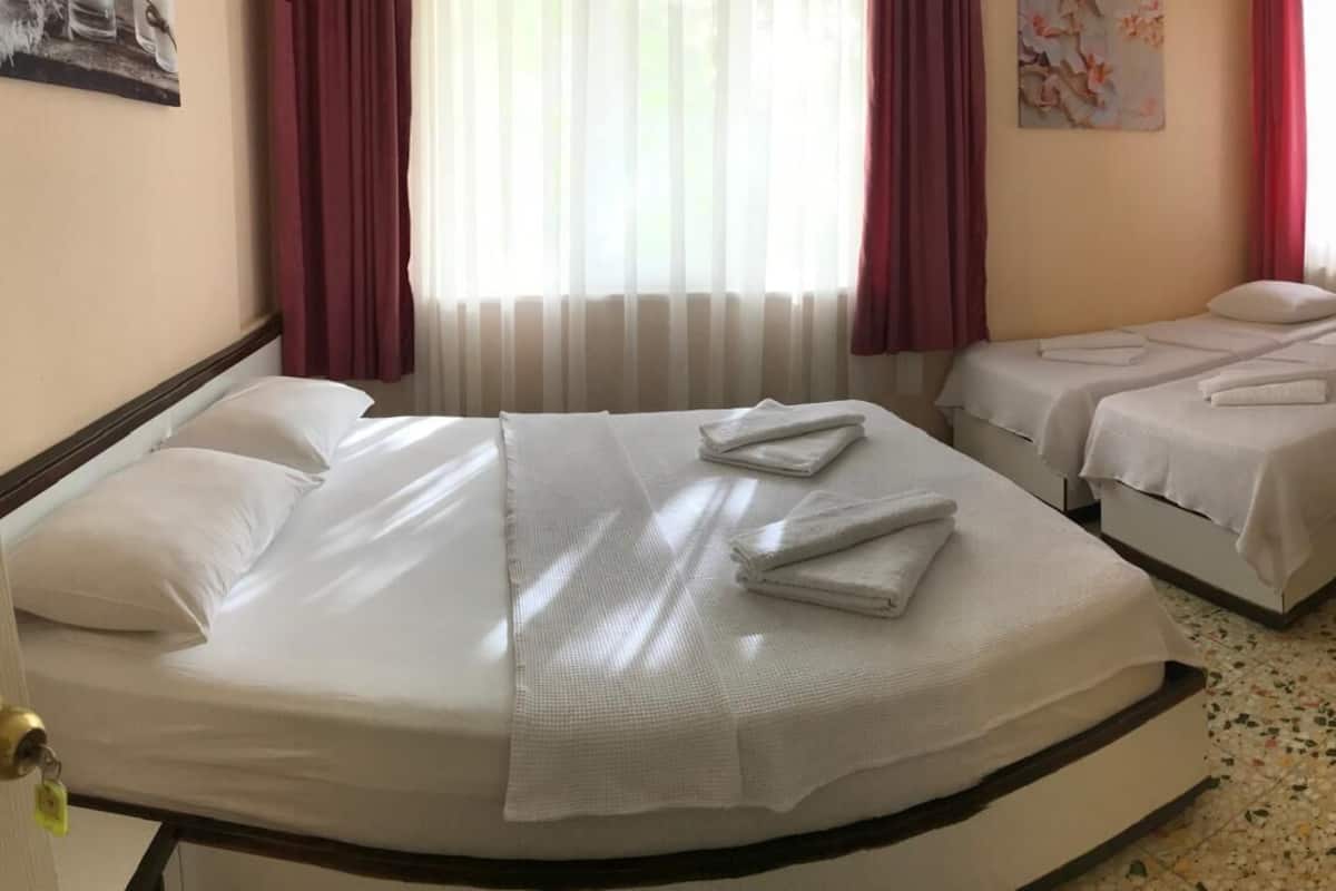 Chambre Quadruple Économique, vue jardin | Espace de travail pour ordinateur portable, fer et planche à repasser