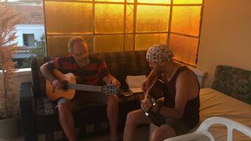 Kahden hengen standard-huone (yksi tai kaksi sänkyä), näköala puutarhaan | Oleskelualue