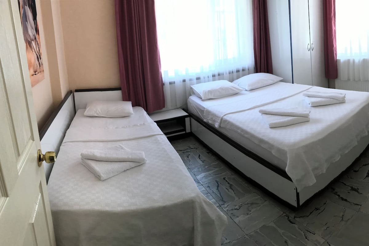 Chambre Familiale | Espace de travail pour ordinateur portable, fer et planche à repasser