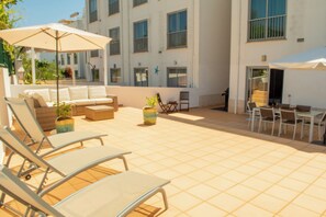 Outdoor dining - Perfectly located apartment. Close to the town and the beaches. (Fuseta)