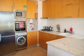 Fridge, microwave, oven, stovetop - Perfectly located apartment. Close to the town and the beaches. (Fuseta)