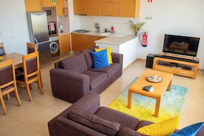 Smart TV, DVD player, video library, stereo - Perfectly located apartment. Close to the town and the beaches. (Fuseta)