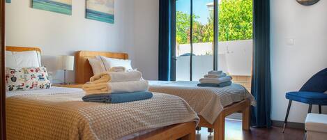 2 chambres, coffres-forts dans les chambres, fer et planche à repasser