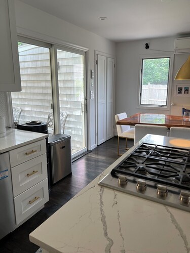 Charming 4-bedroom/3 Full bath house with WiFi, AC steps to the beach