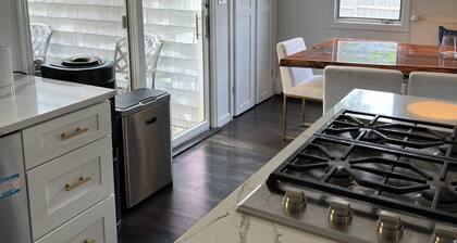 Charming 4-bedroom/3 Full bath house with WiFi, AC steps to the beach