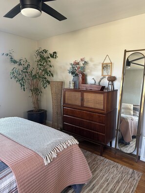 2 عدّة غرف نوم ومكواة/لوح كي وواي فاي وملاءات أسرّة