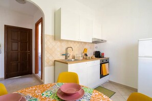 Fridge, oven, stovetop, coffee/tea maker